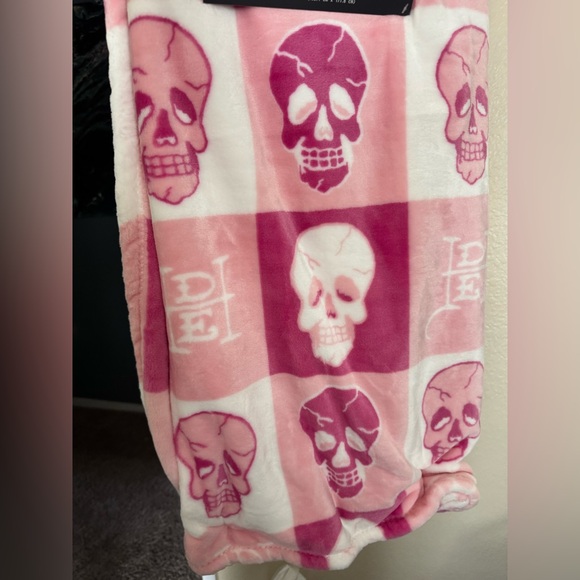 Ed Hardy Pink and White Skull oversized Plush Throw 60x70 BNWT - Picture 2 of 3